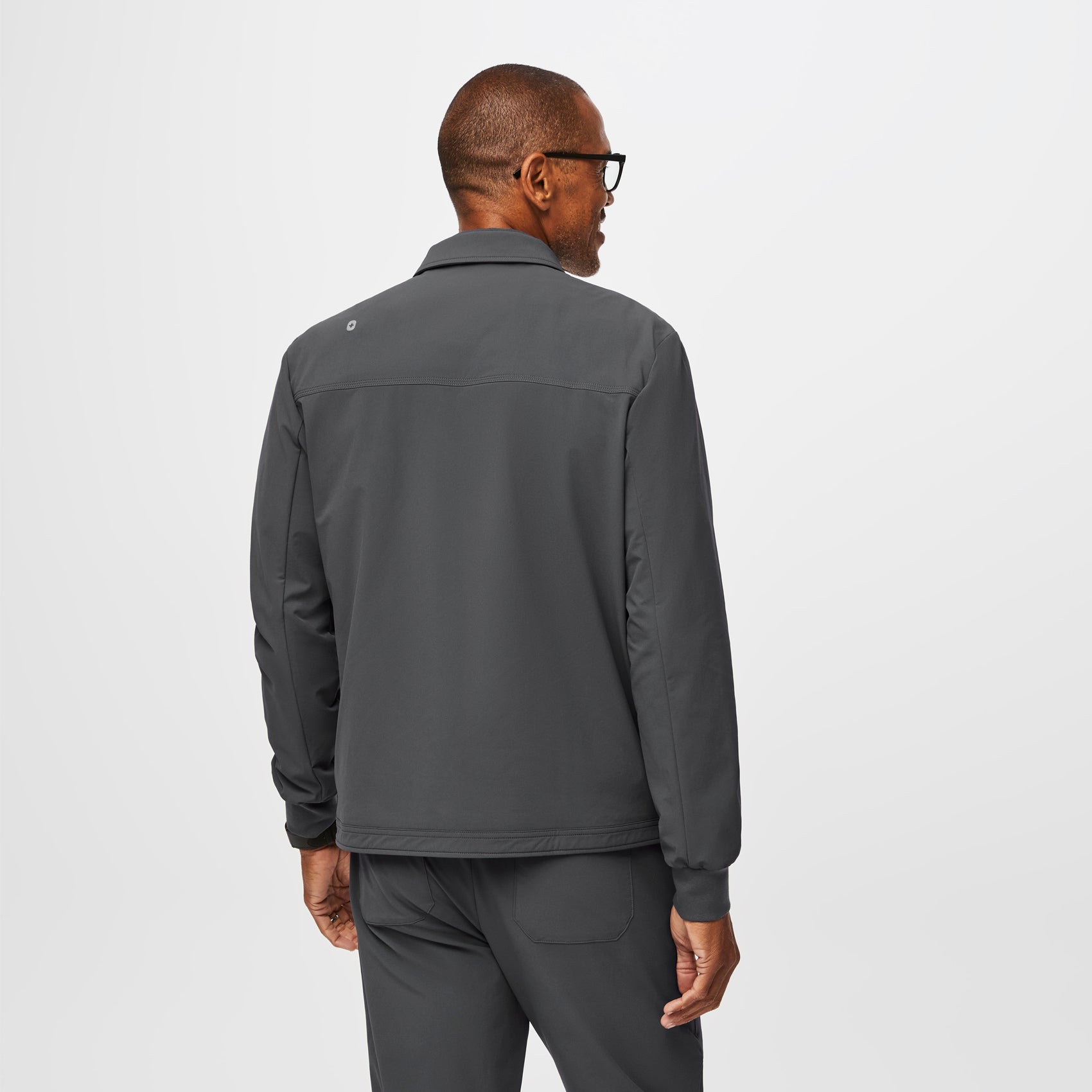 https://cdn.shopify.com/s/files/1/0139/8942/files/Q3_2023_07_DARK-SHADOW_PRO-LAB-JACKET_M_RICHARD_11047.jpg?v=1692831585