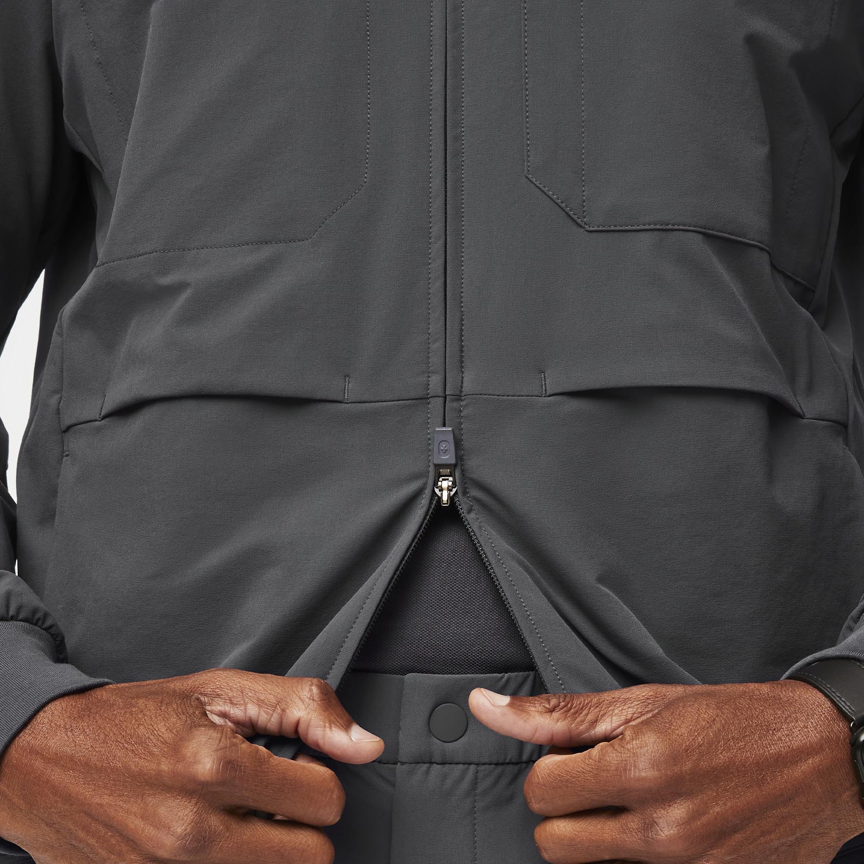 https://cdn.shopify.com/s/files/1/0139/8942/files/Q3_2023_07_DARK-SHADOW_PRO-LAB-JACKET_M_RICHARD_11066.jpg?v=1692831585