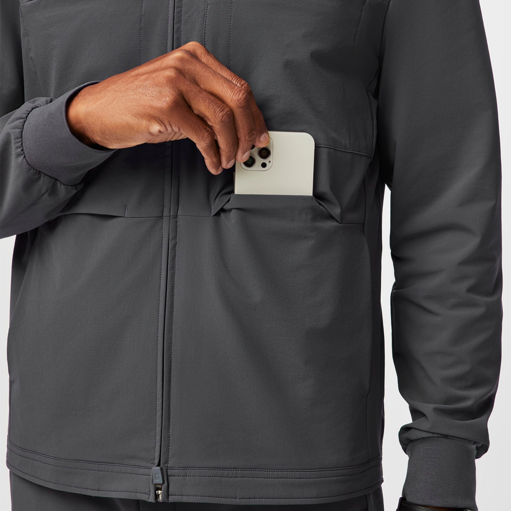 https://cdn.shopify.com/s/files/1/0139/8942/files/Q3_2023_07_DARK-SHADOW_PRO-LAB-JACKET_M_RICHARD_11074.jpg?v=1692831585