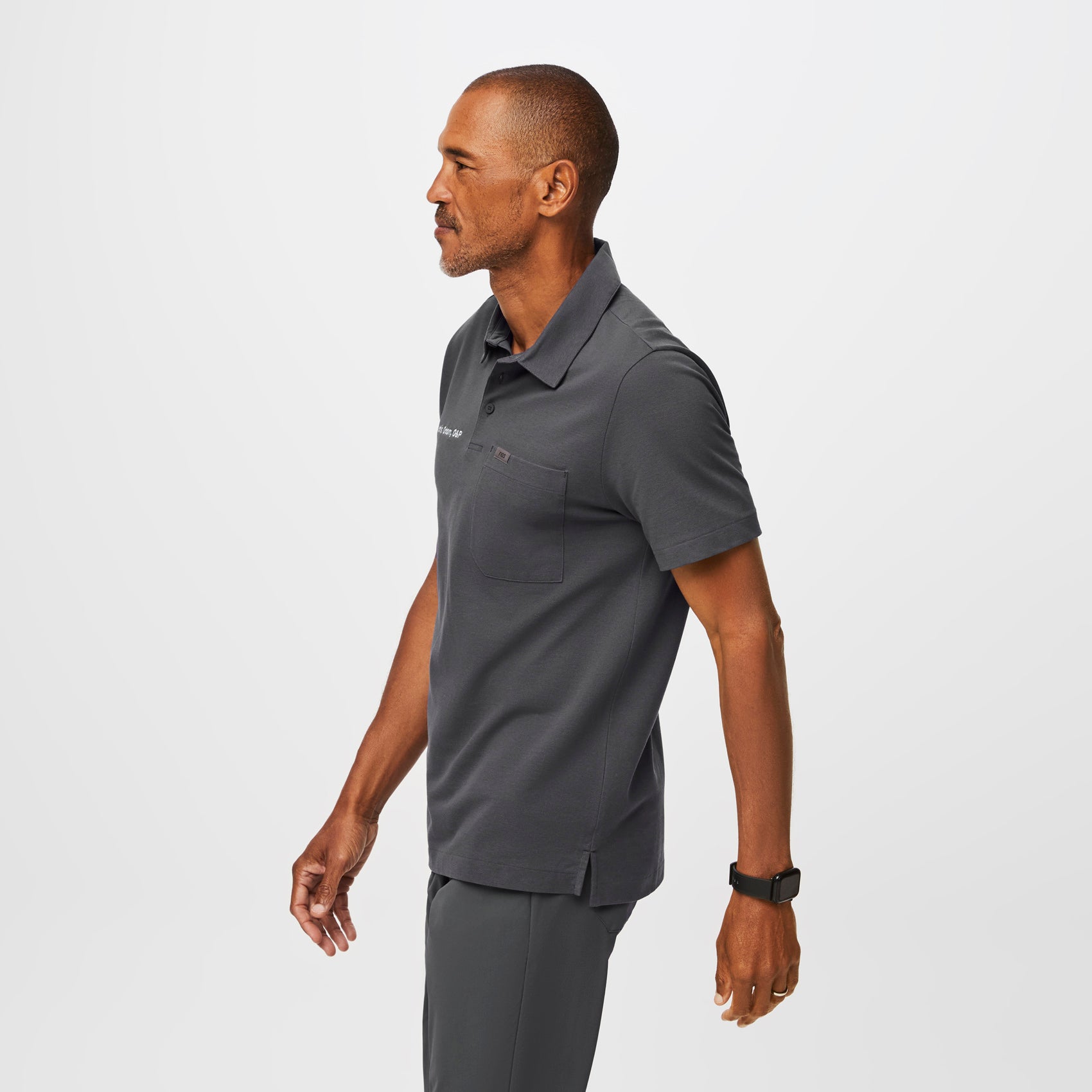 https://cdn.shopify.com/s/files/1/0139/8942/files/Q3_2023_07_DARK-SHADOW_PRO-PIQUE-SS-SCRUB-POLO_M_RICHARD_10826.jpg?v=1693253203