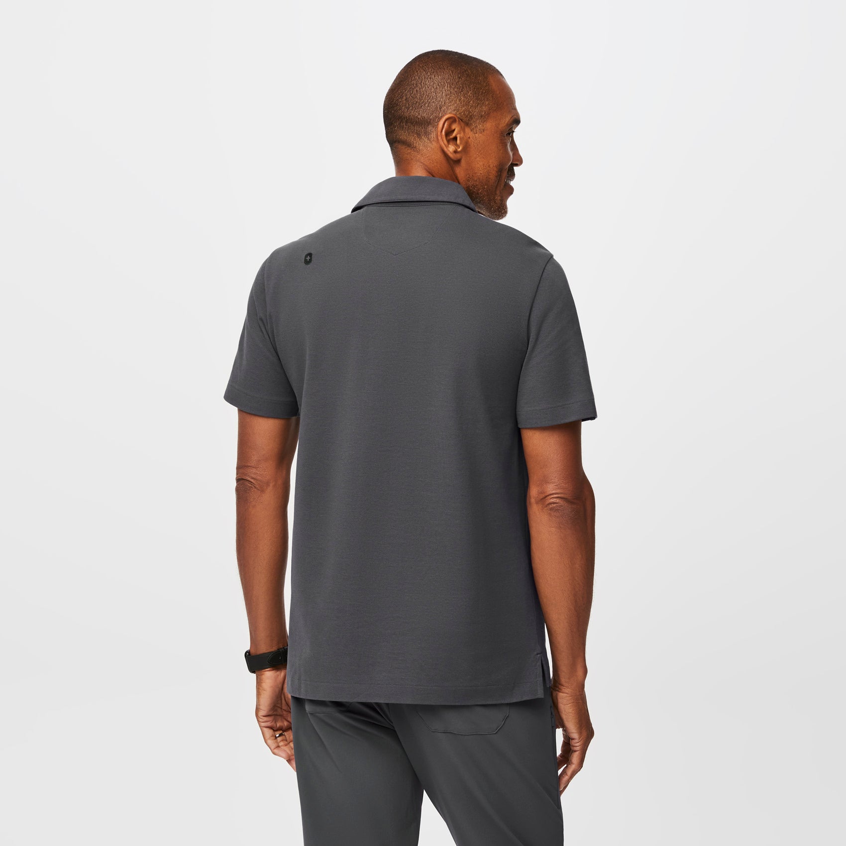 https://cdn.shopify.com/s/files/1/0139/8942/files/Q3_2023_07_DARK-SHADOW_PRO-PIQUE-SS-SCRUB-POLO_M_RICHARD_10834.jpg?v=1692831864