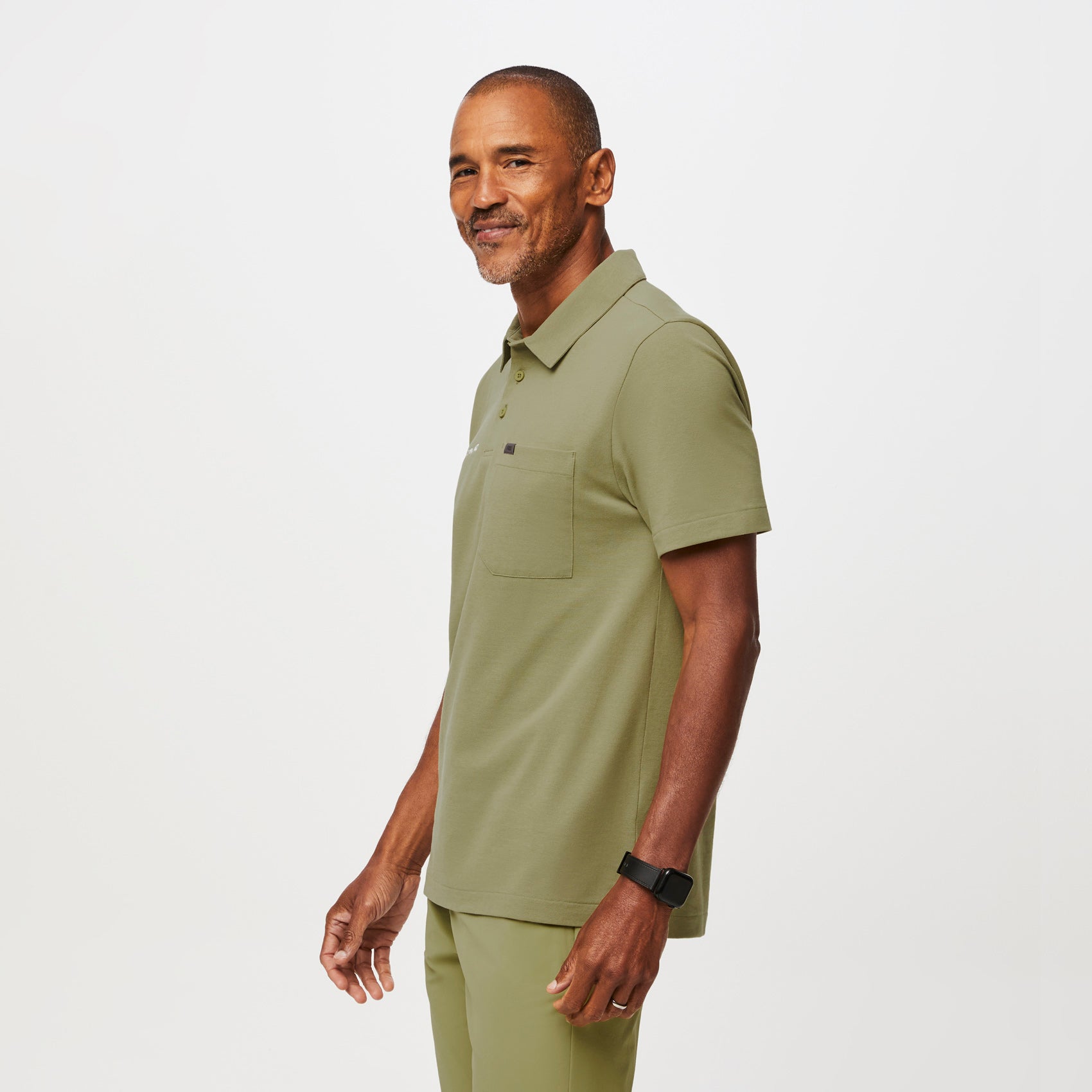 https://cdn.shopify.com/s/files/1/0139/8942/files/Q3_2023_07_GREEN-TEA_PRO-PIQUE-SS-SCRUB_POLO_M_RICHARD_11400.jpg?v=1692833442