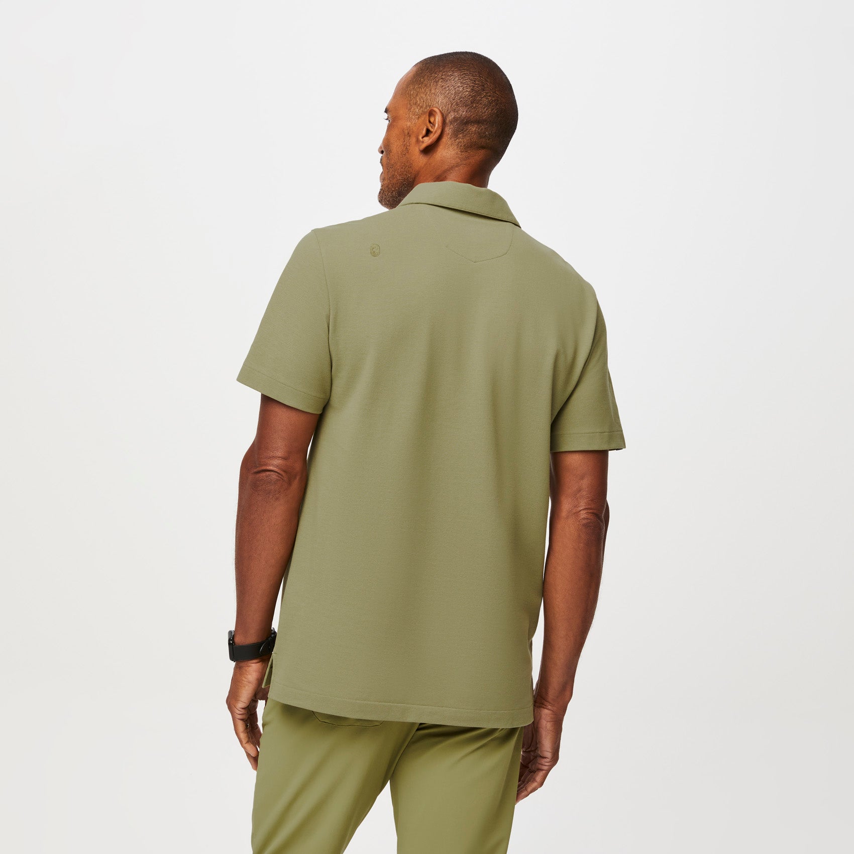 https://cdn.shopify.com/s/files/1/0139/8942/files/Q3_2023_07_GREEN-TEA_PRO-PIQUE-SS-SCRUB_POLO_M_RICHARD_11409.jpg?v=1692833443