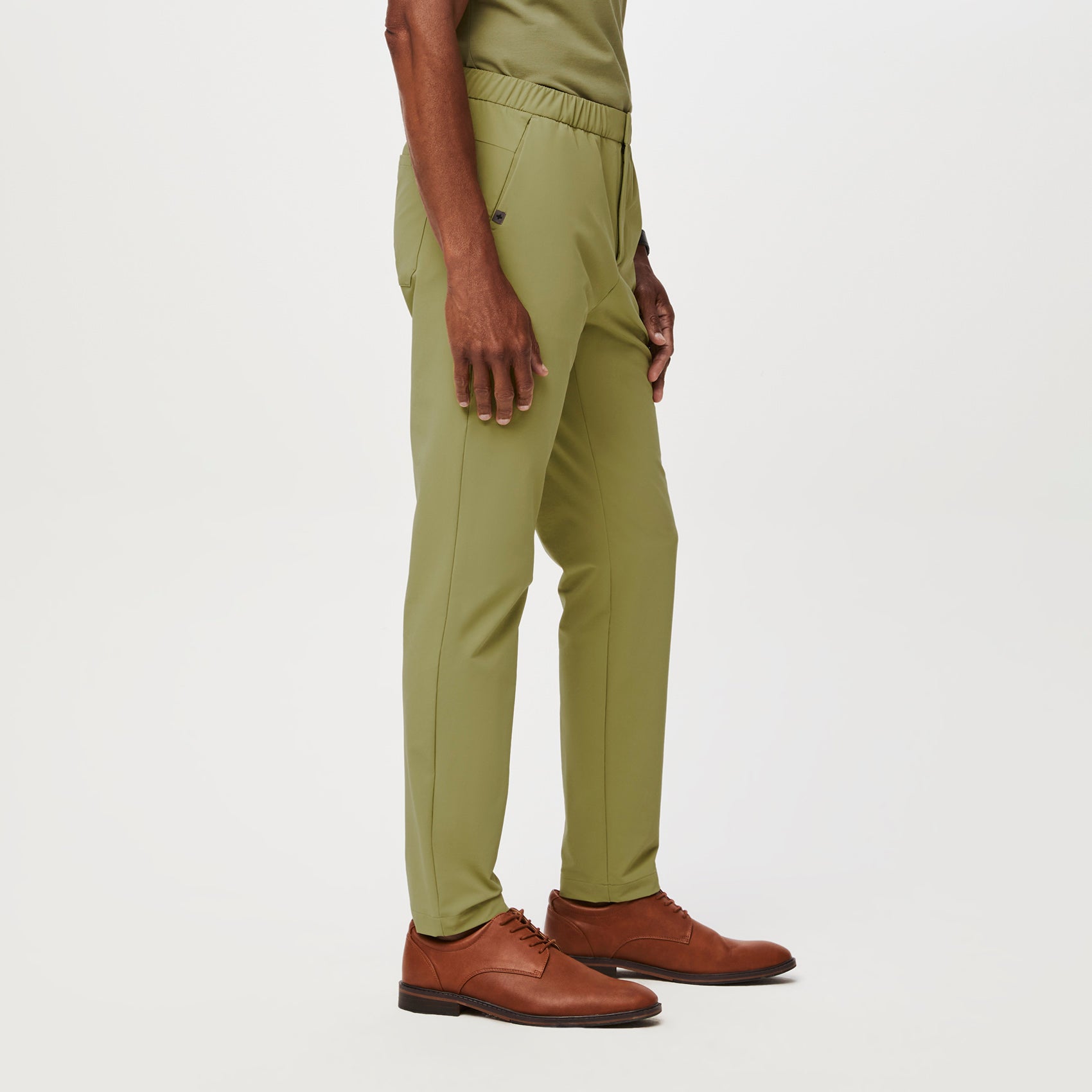 https://cdn.shopify.com/s/files/1/0139/8942/files/Q3_2023_07_GREEN-TEA_PRO-TAILORED-SCRUB-TROUSER_M_RICHARD_11494.jpg?v=1692833549