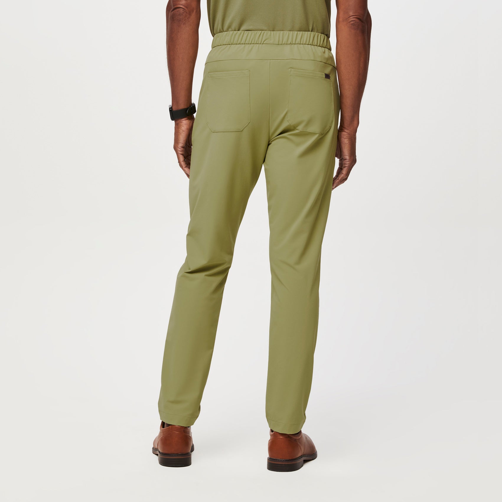 https://cdn.shopify.com/s/files/1/0139/8942/files/Q3_2023_07_GREEN-TEA_PRO-TAILORED-SCRUB-TROUSER_M_RICHARD_11498.jpg?v=1692833549