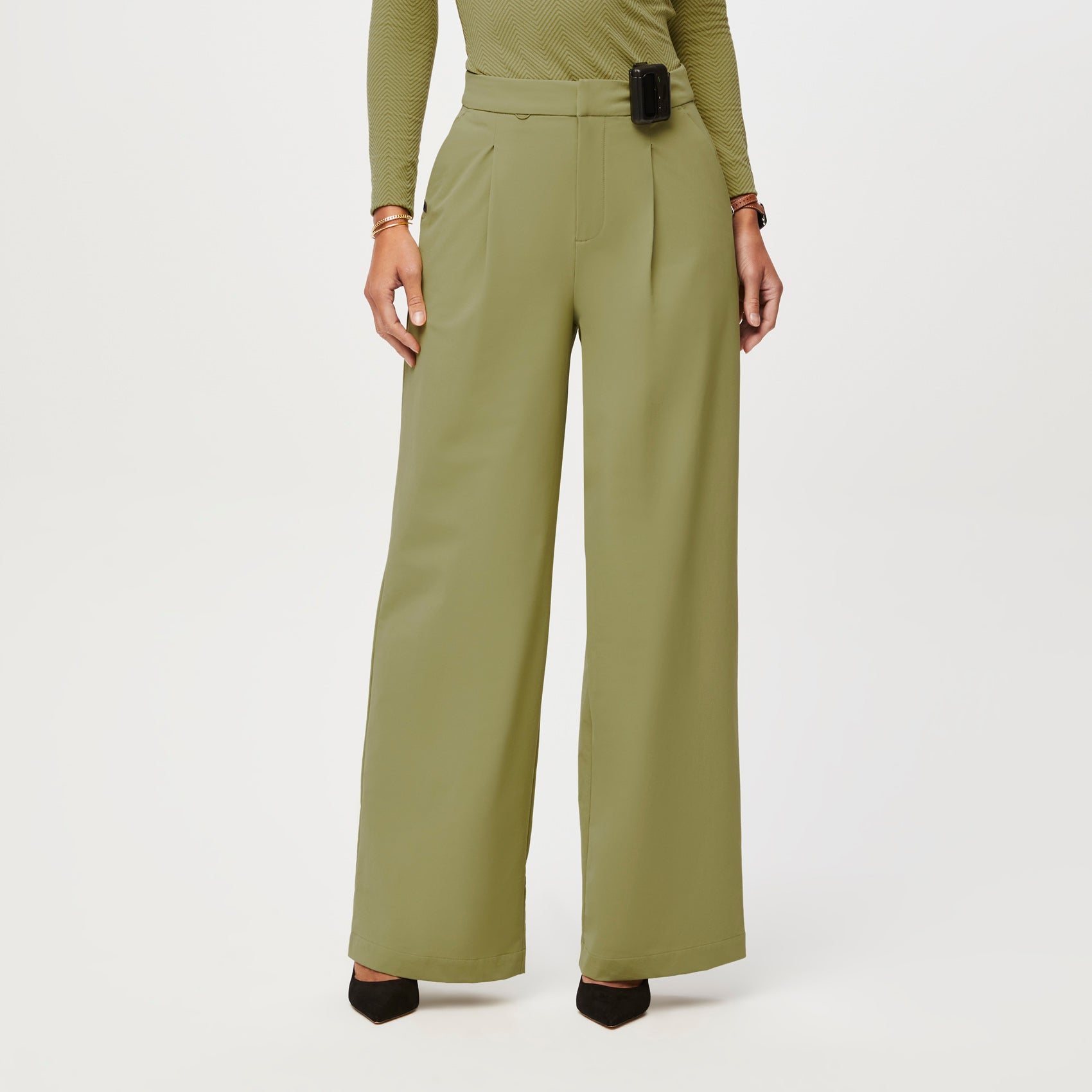 https://cdn.shopify.com/s/files/1/0139/8942/files/Q3_2023_07_GREEN-TEA_PRO-WIDE-LEG-SCRUBTROUSER_W_LOGAN_10291.jpg?v=1693944229