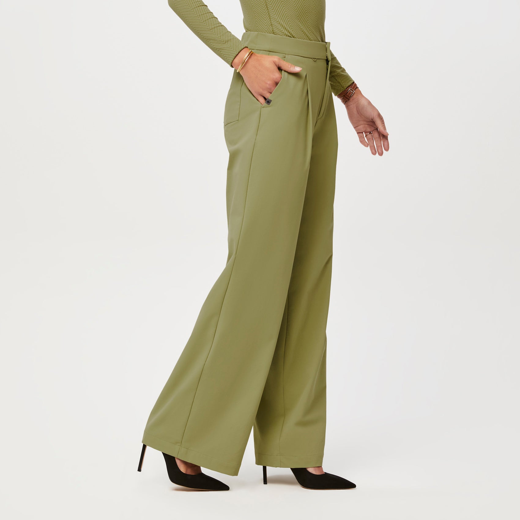 https://cdn.shopify.com/s/files/1/0139/8942/files/Q3_2023_07_GREEN-TEA_PRO-WIDE-LEG-SCRUBTROUSER_W_LOGAN_10315.jpg?v=1692207936
