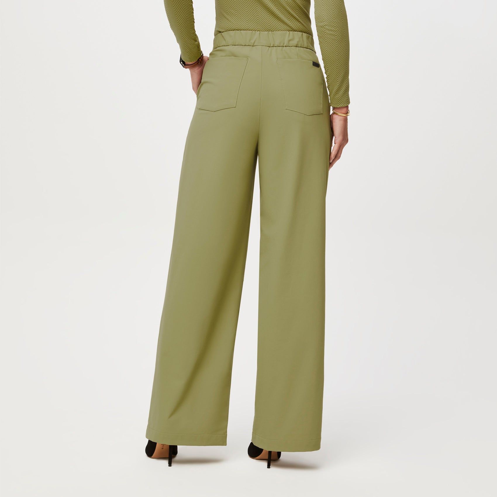 https://cdn.shopify.com/s/files/1/0139/8942/files/Q3_2023_07_GREEN-TEA_PRO-WIDE-LEG-SCRUBTROUSER_W_LOGAN_10326.jpg?v=1692207937