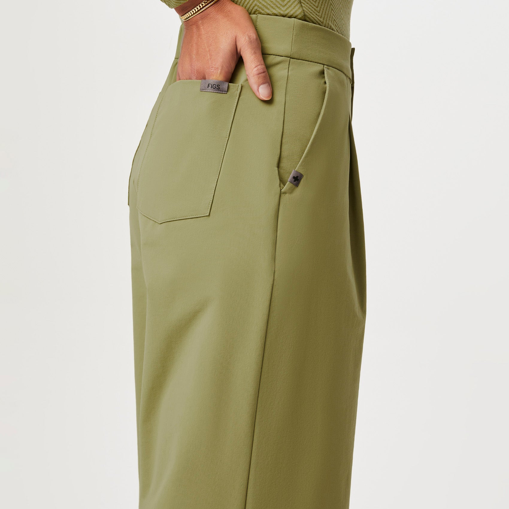 https://cdn.shopify.com/s/files/1/0139/8942/files/Q3_2023_07_GREEN-TEA_PRO-WIDE-LEG-SCRUBTROUSER_W_LOGAN_10331.jpg?v=1692207936