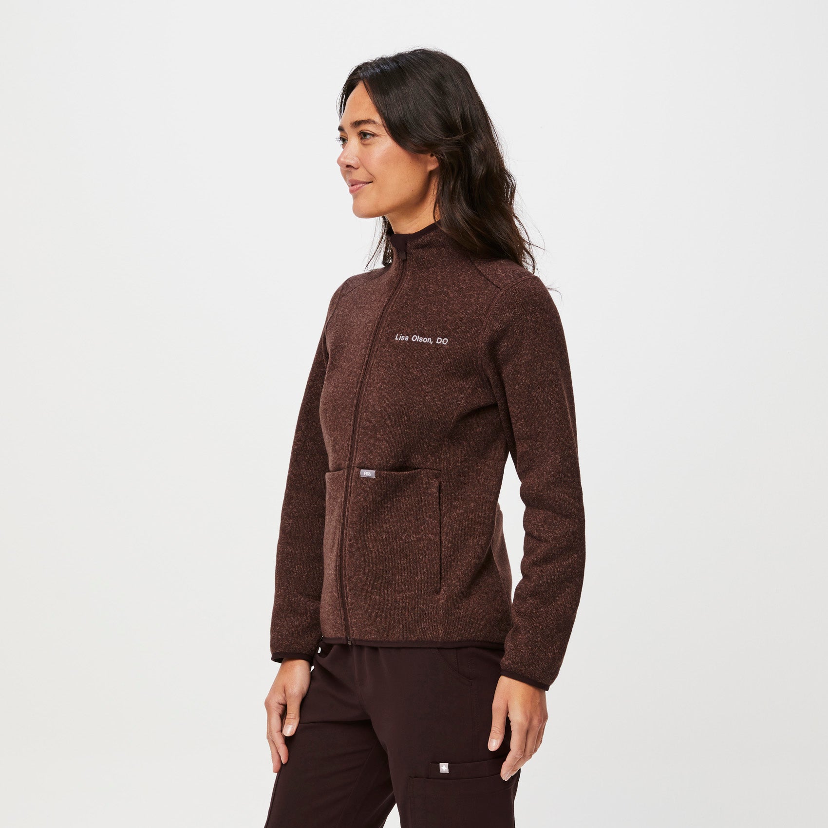 https://cdn.shopify.com/s/files/1/0139/8942/files/Q3_2023_07_HEATHERED-ESPRESSO_OS-SWEATER-KNIT_W_LOGAN_05968.jpg?v=1695688527