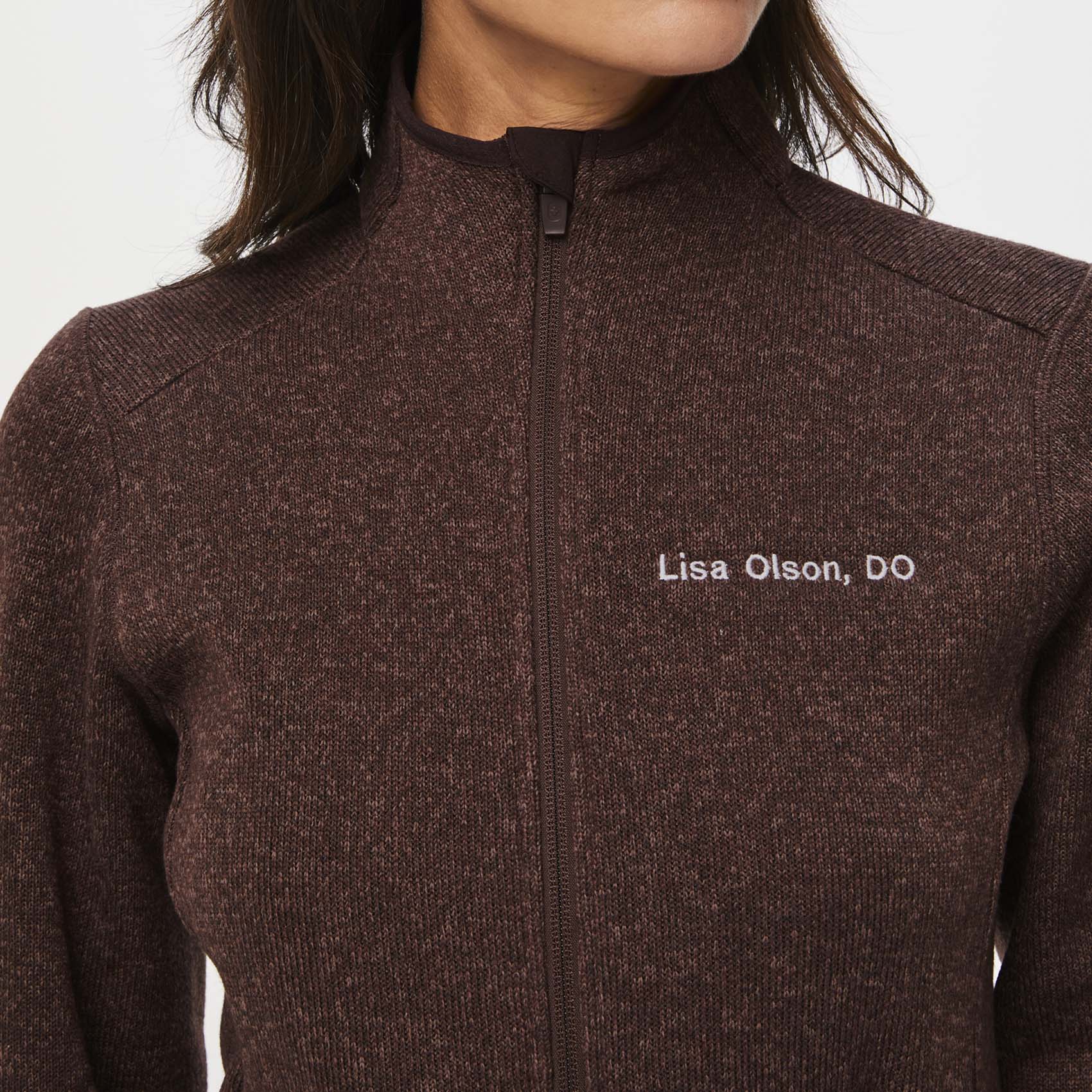 https://cdn.shopify.com/s/files/1/0139/8942/files/Q3_2023_07_HEATHERED-ESPRESSO_OS-SWEATER-KNIT_W_LOGAN_05981.jpg?v=1695688528