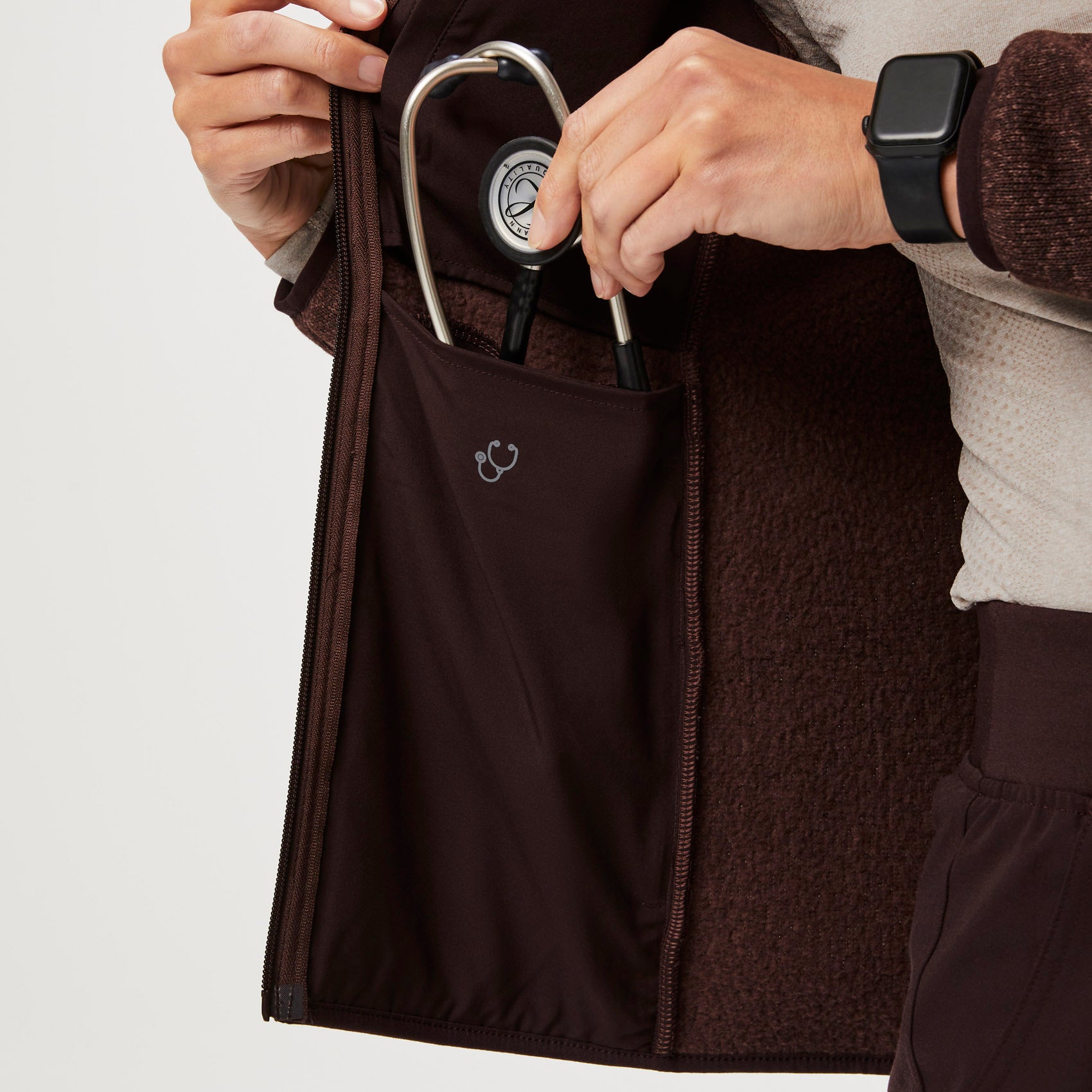 https://cdn.shopify.com/s/files/1/0139/8942/files/Q3_2023_07_HEATHERED-ESPRESSO_OS-SWEATER-KNIT_W_LOGAN_05991.jpg?v=1695688529