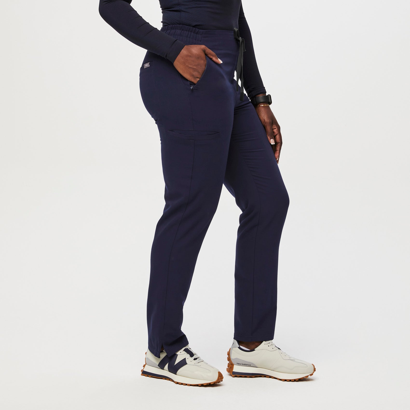 https://cdn.shopify.com/s/files/1/0139/8942/files/Q3_2023_07_NAVY_EVANS_PANT_W_SAJE_04390_5a48e620-7333-4cde-8d46-f6267856a9db.jpg?v=1695835913