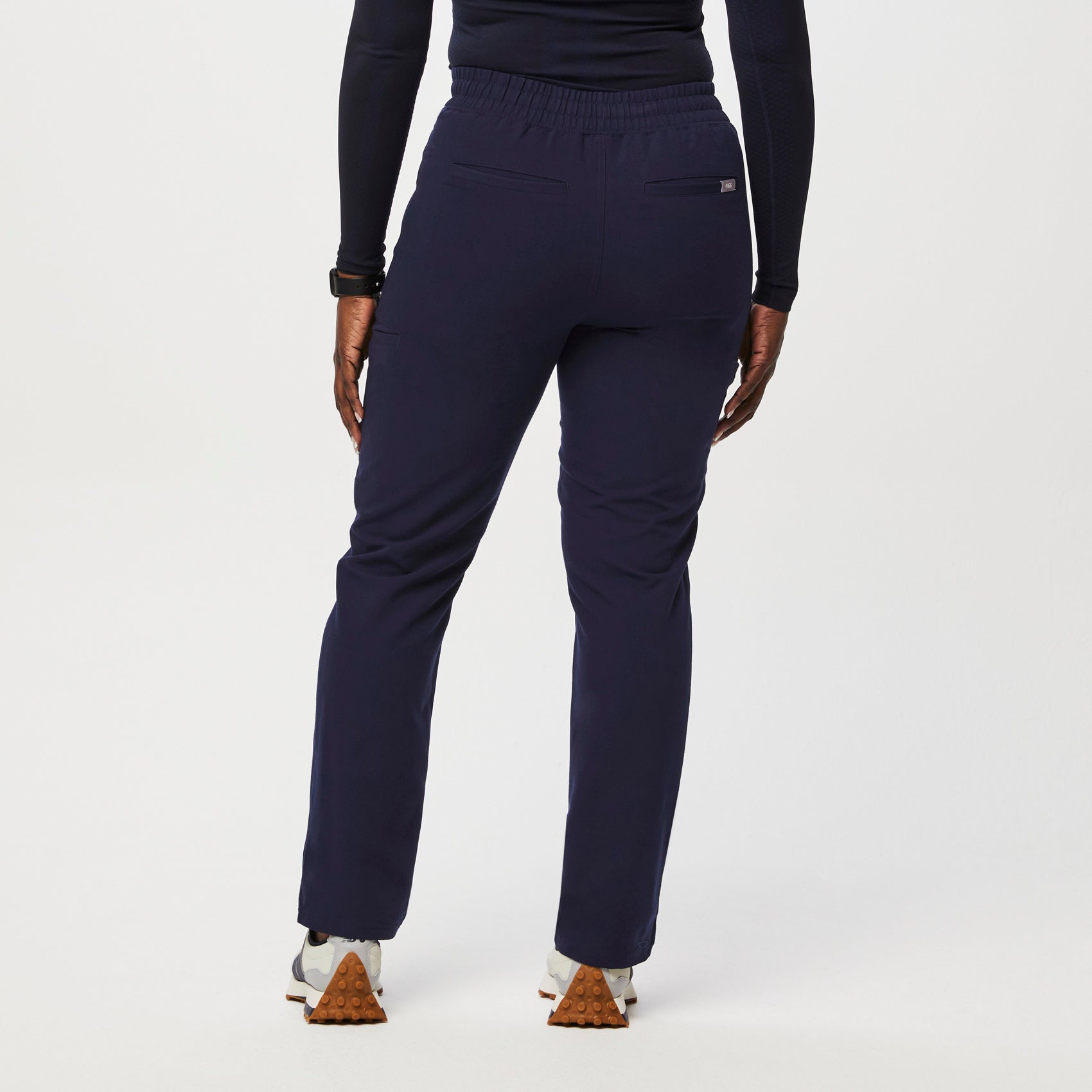 https://cdn.shopify.com/s/files/1/0139/8942/files/Q3_2023_07_NAVY_EVANS_PANT_W_SAJE_04399_565b8559-84dd-4612-aa5a-3ab0b9726b88.jpg?v=1695835913