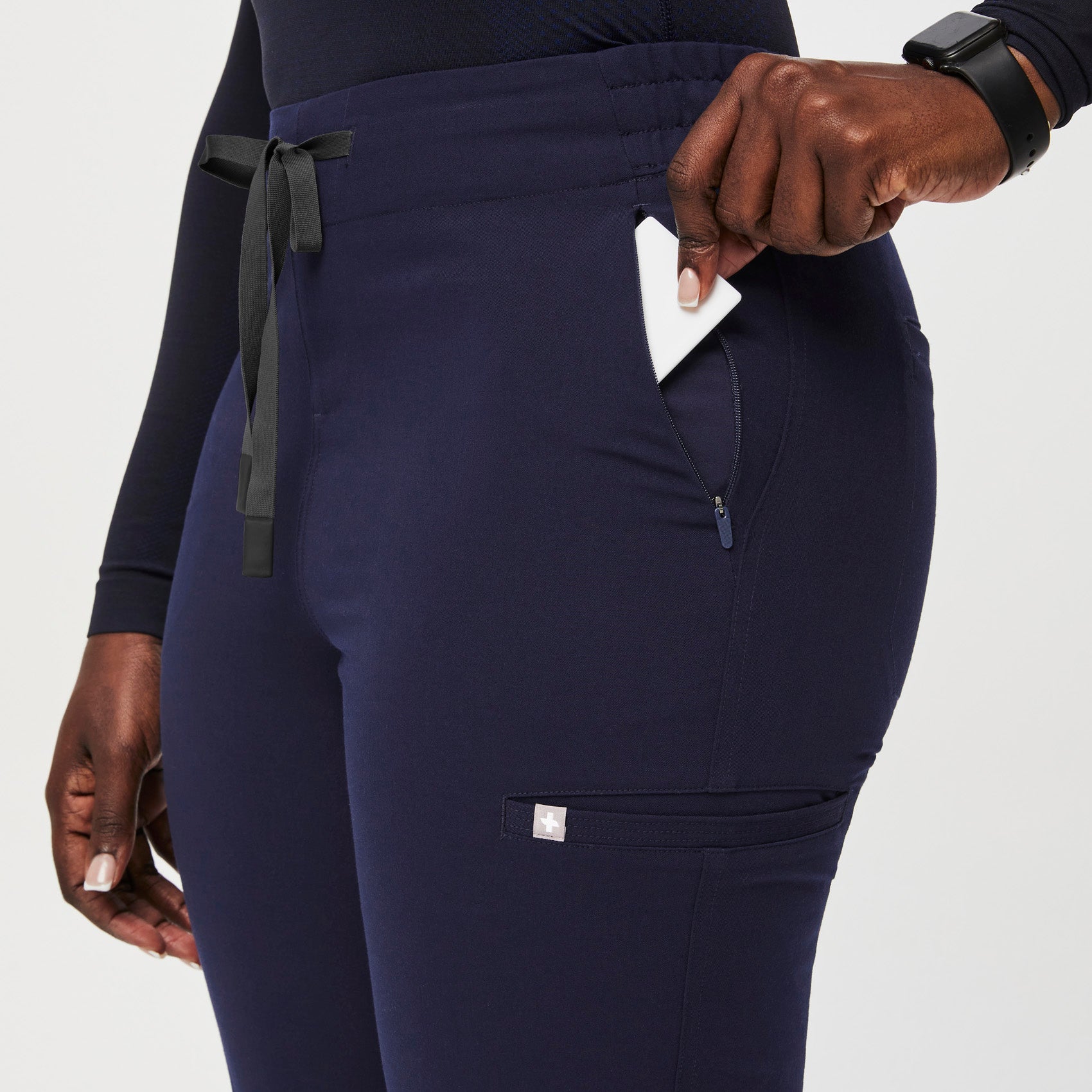 https://cdn.shopify.com/s/files/1/0139/8942/files/Q3_2023_07_NAVY_EVANS_PANT_W_SAJE_04413_9e9898b3-d02c-4c5e-949f-302869d2787f.jpg?v=1695835913