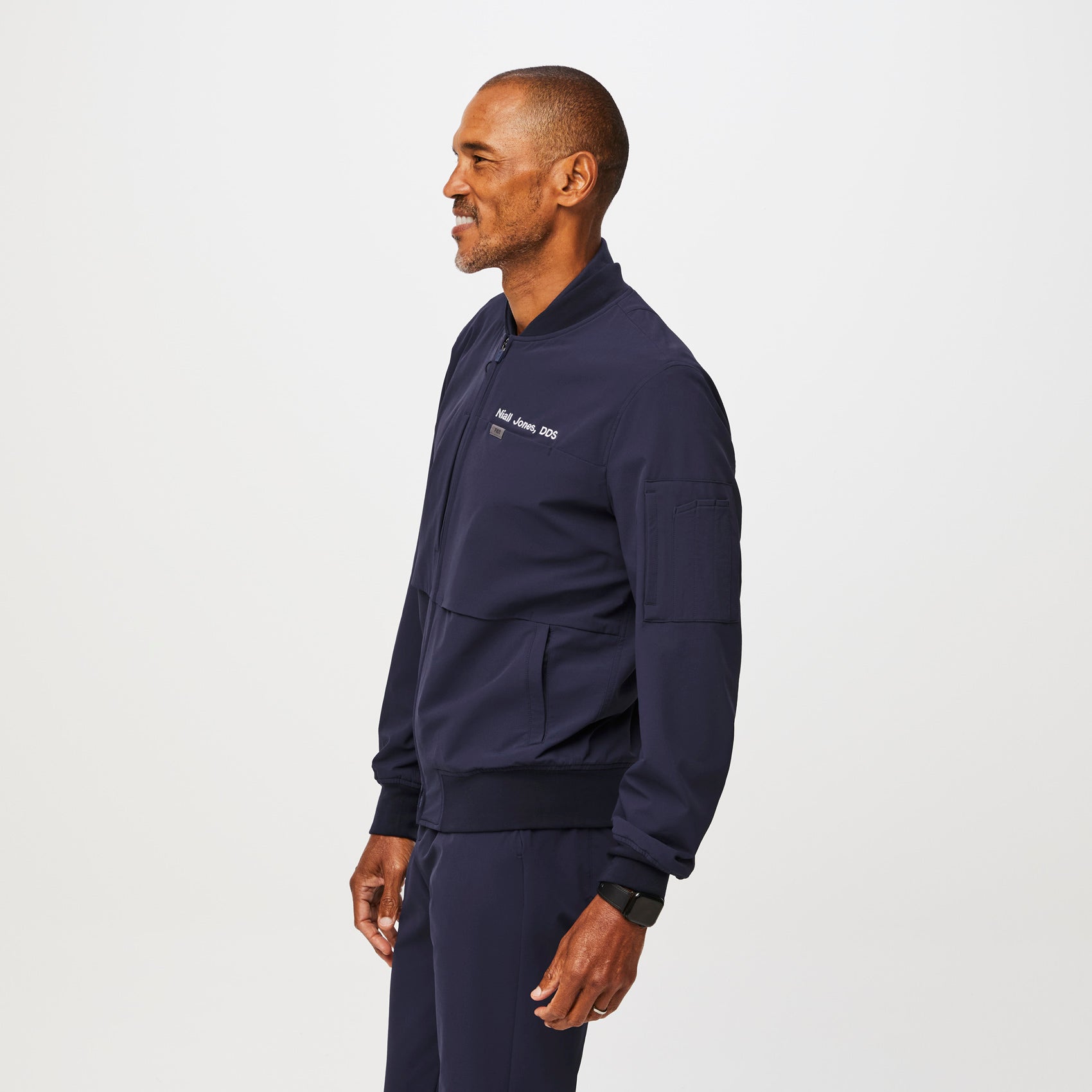 https://cdn.shopify.com/s/files/1/0139/8942/files/Q3_2023_07_NAVY_PRO-BOMBER-JACKET_M_RICHARD_11227.jpg?v=1692833199