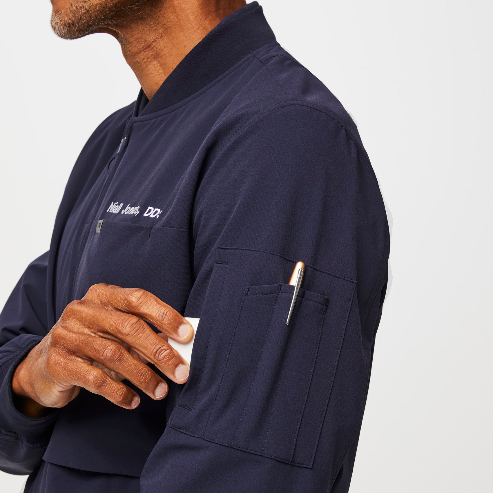 https://cdn.shopify.com/s/files/1/0139/8942/files/Q3_2023_07_NAVY_PRO-BOMBER-JACKET_M_RICHARD_11280.jpg?v=1692833199