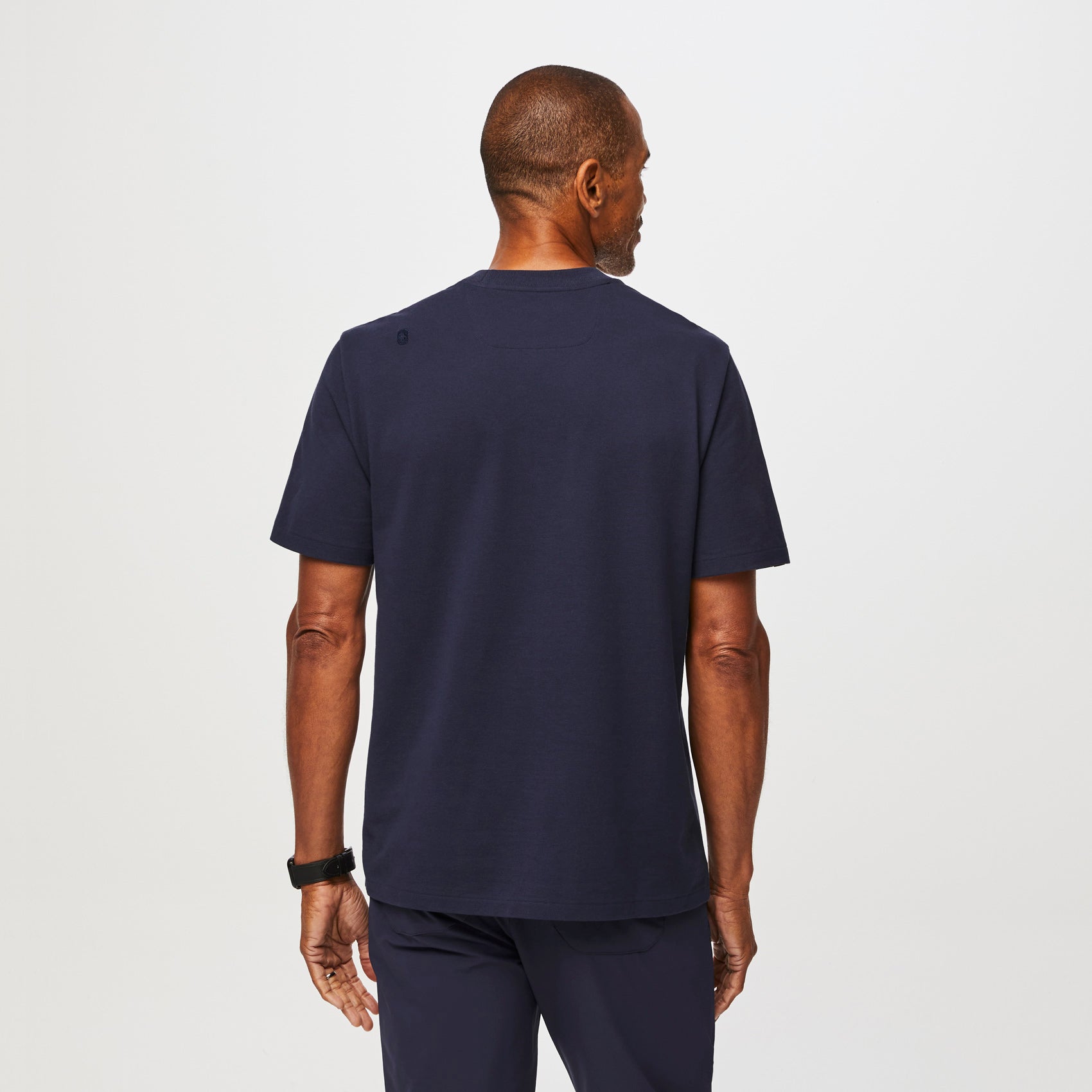 https://cdn.shopify.com/s/files/1/0139/8942/files/Q3_2023_07_NAVY_PRO-MOCK-NECK-SS_TOP_M_RICHARD_11985.jpg?v=1692833343