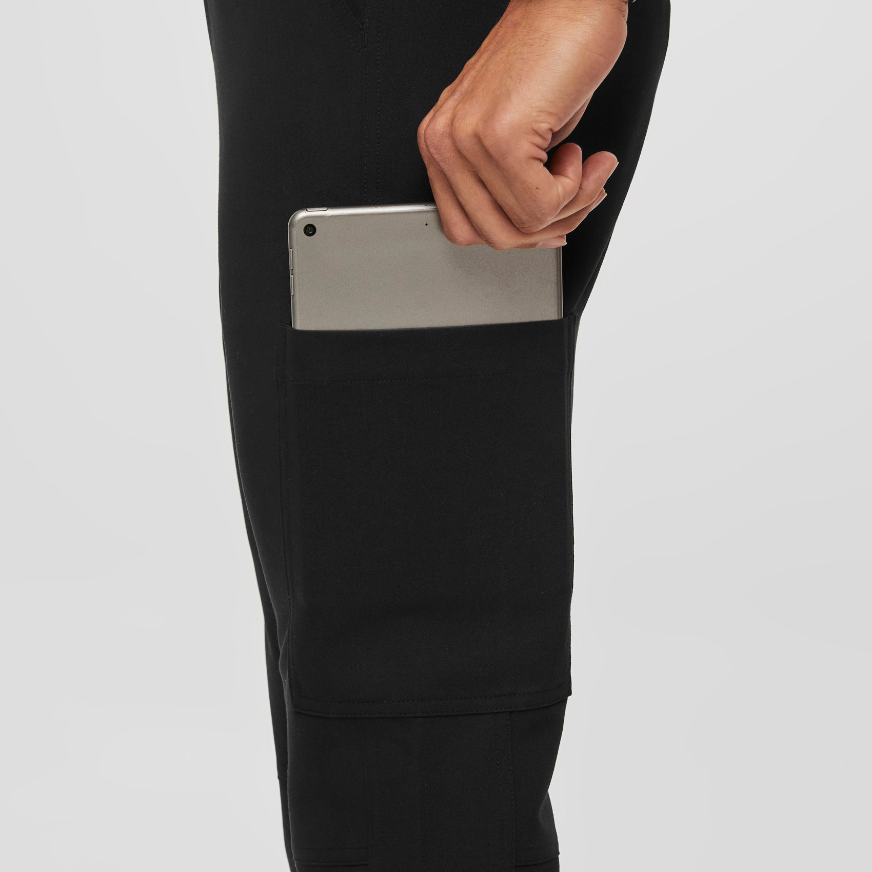 https://cdn.shopify.com/s/files/1/0139/8942/files/Q3_2023_08_BLACK_SLIM-AXIM_CORE-REFRESH_M_SCOTT_24866.jpg?v=1696878699
