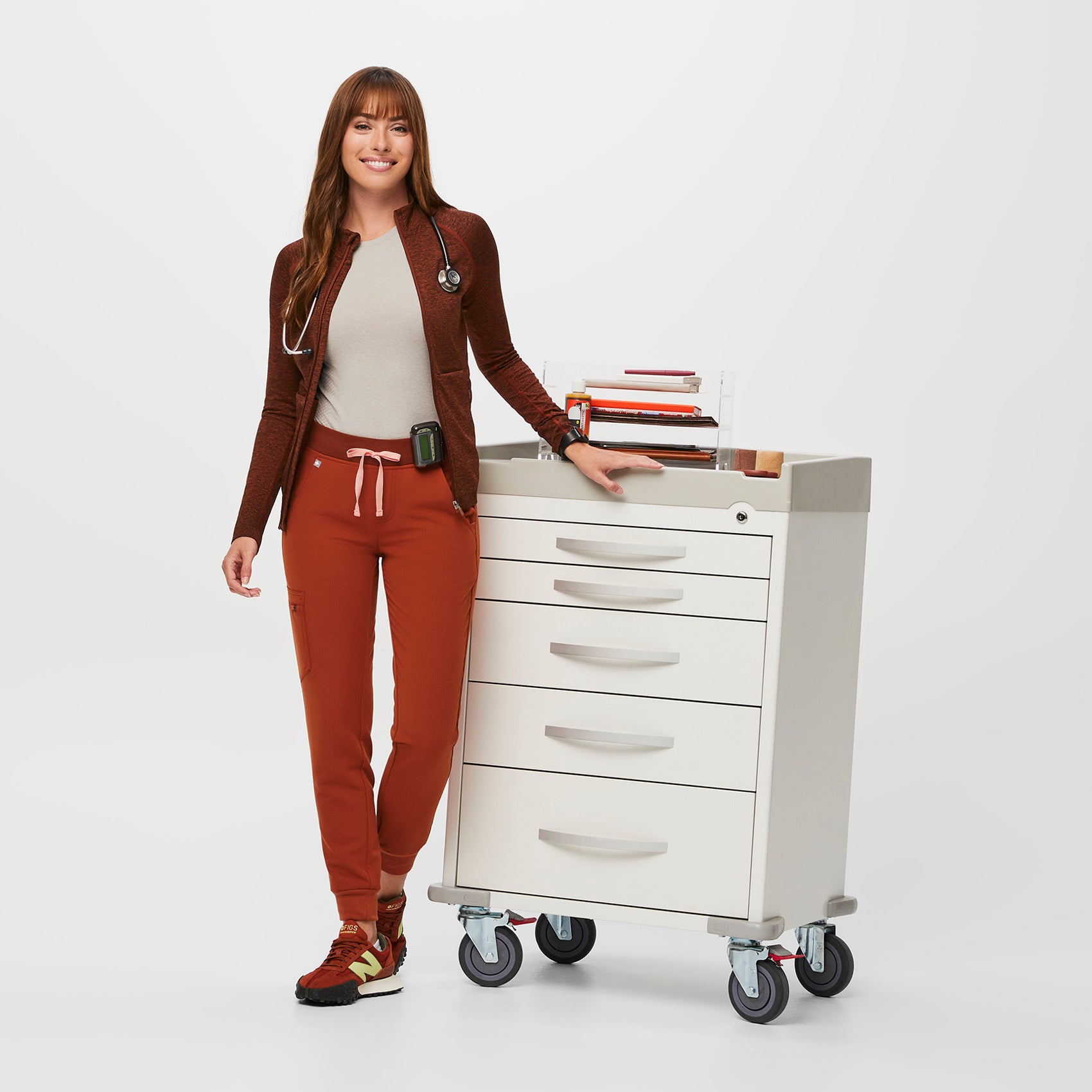 https://cdn.shopify.com/s/files/1/0139/8942/files/Q3_2023_08_HEATHERED-DARKAUBURN_SALTA_W_MELANIE_16626.jpg?v=1693594894