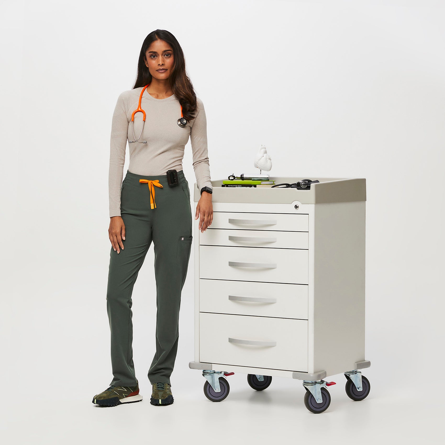 https://cdn.shopify.com/s/files/1/0139/8942/files/Q3_2023_08_MOSS_EVANS-PANT_W_ALYSSAH_14749_ac059b3e-ba3b-46d0-89fd-f417b12eccbd.jpg?v=1695835786