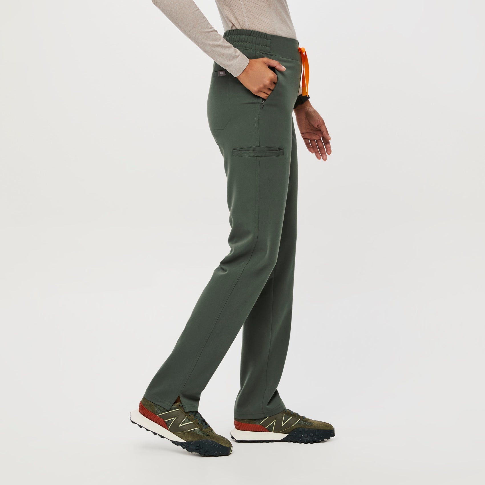 https://cdn.shopify.com/s/files/1/0139/8942/files/Q3_2023_08_MOSS_EVANS-PANT_W_ALYSSAH_14784_4375acfb-7fb1-46d6-baaf-69faf6e8288b.jpg?v=1695835786