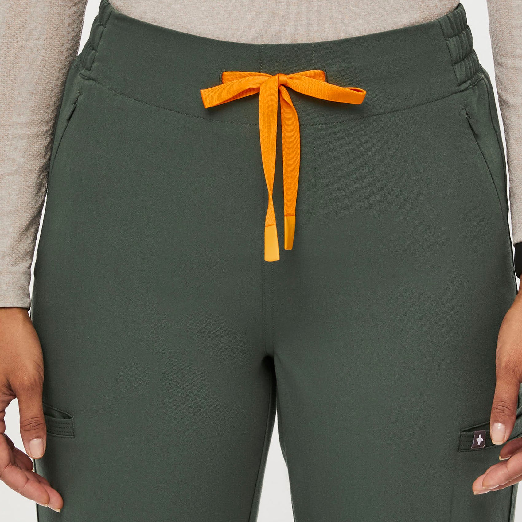 https://cdn.shopify.com/s/files/1/0139/8942/files/Q3_2023_08_MOSS_EVANS-PANT_W_ALYSSAH_14787_e5f7d445-223b-4966-b839-c33f61b08ece.jpg?v=1695835786