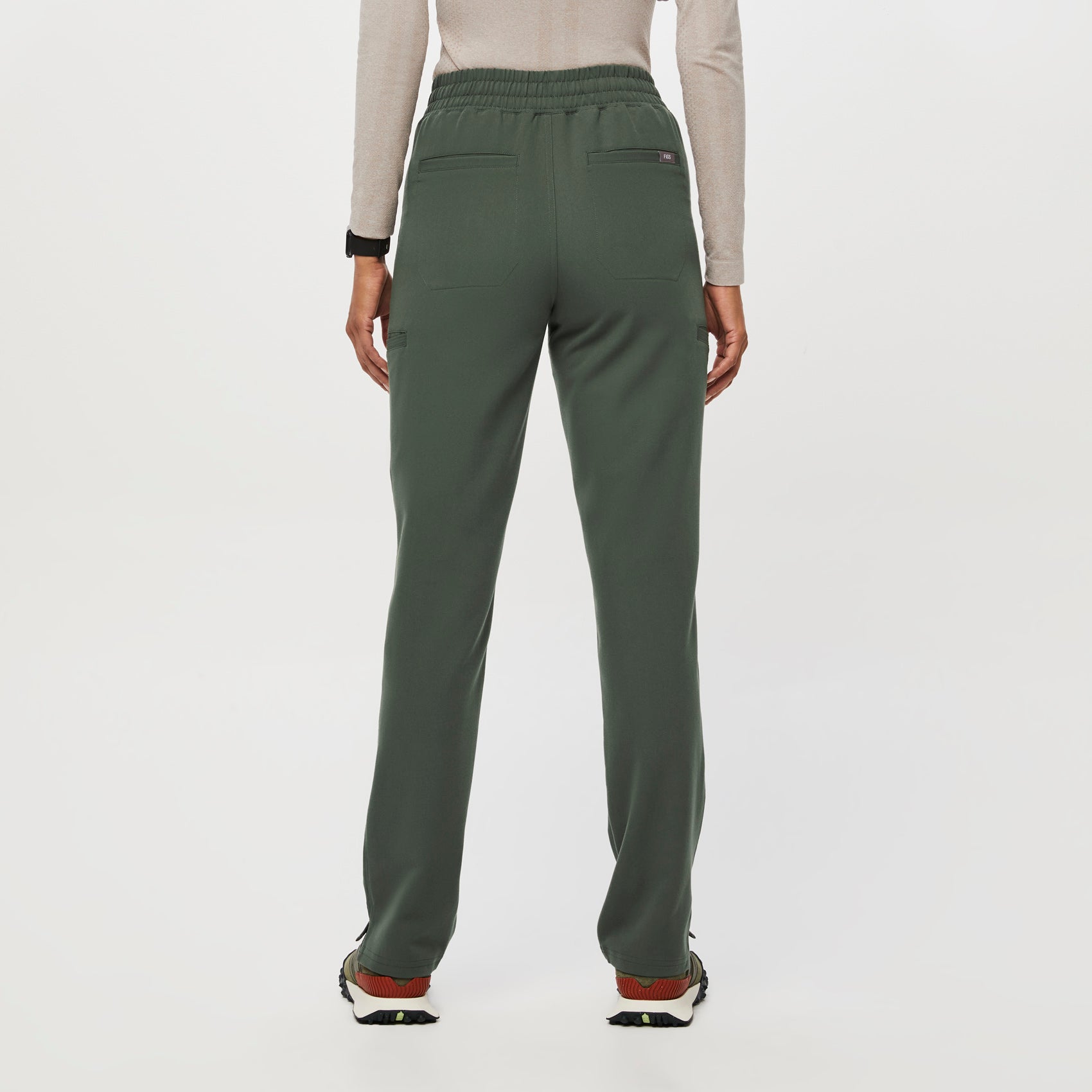 https://cdn.shopify.com/s/files/1/0139/8942/files/Q3_2023_08_MOSS_EVANS-PANT_W_ALYSSAH_14796_143ffd54-fe49-49f9-a5ff-a6d926353c44.jpg?v=1695835786