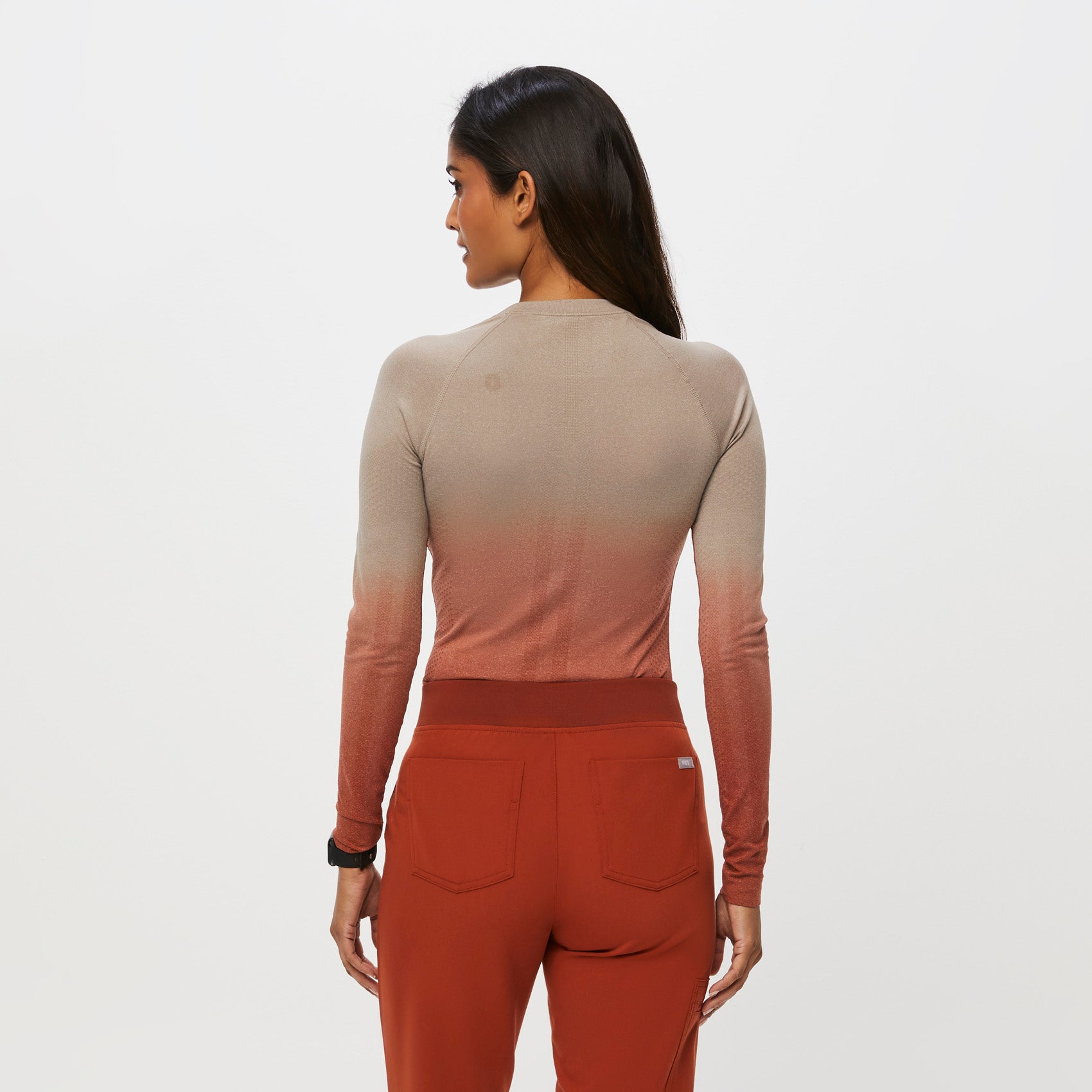 https://cdn.shopify.com/s/files/1/0139/8942/files/Q3_2023_08_OMBRE-AUBURN_OMBRE-SALTA_W_ALYSSAH_14043.jpg?v=1693594423
