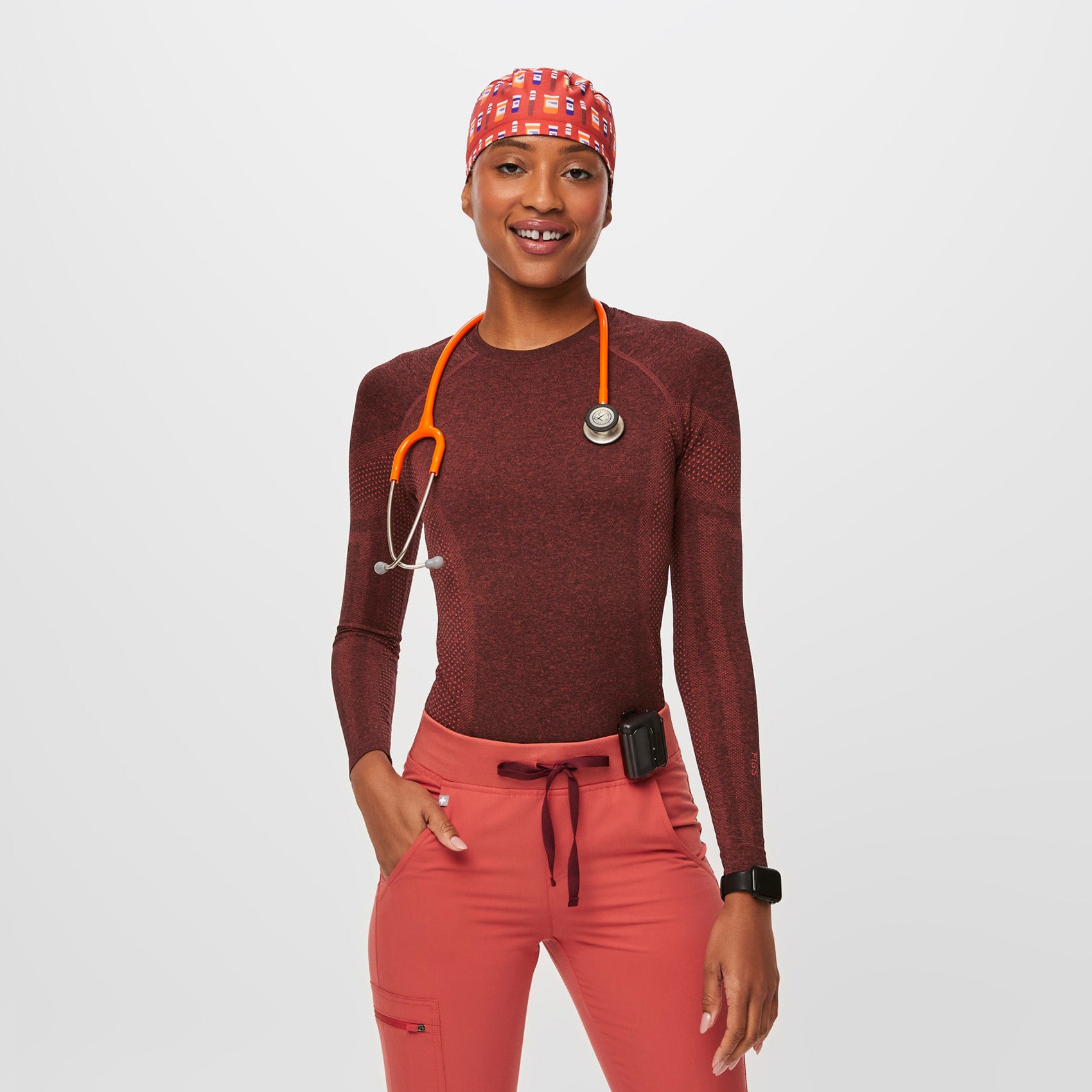 https://cdn.shopify.com/s/files/1/0139/8942/files/Q3_2023_09_CLAY_PRINTED-SCRUB-CAP-BUTTONHOLES_U_DEJA_28316.jpg?v=1699403764