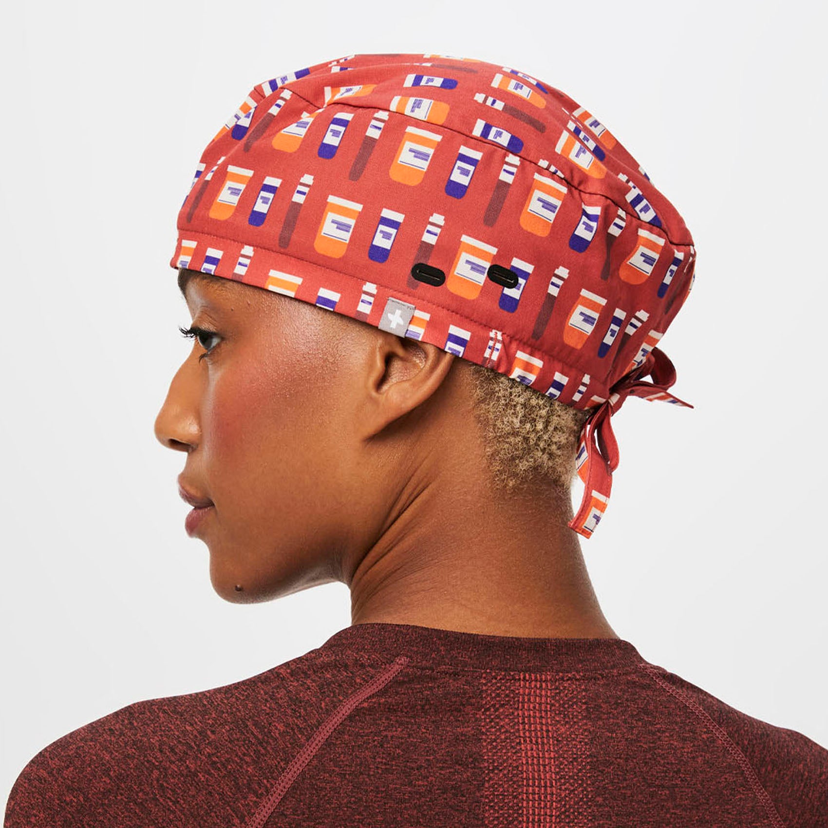 https://cdn.shopify.com/s/files/1/0139/8942/files/Q3_2023_09_CLAY_PRINTED-SCRUB-CAP-BUTTONHOLES_U_DEJA_28327.jpg?v=1699403765