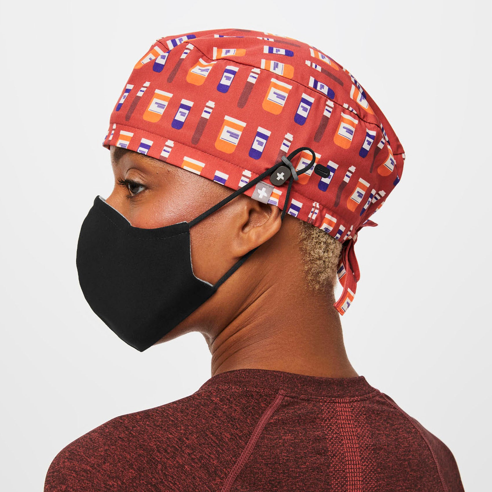 https://cdn.shopify.com/s/files/1/0139/8942/files/Q3_2023_09_CLAY_PRINTED-SCRUB-CAP-BUTTONHOLES_U_DEJA_28332.jpg?v=1699403764