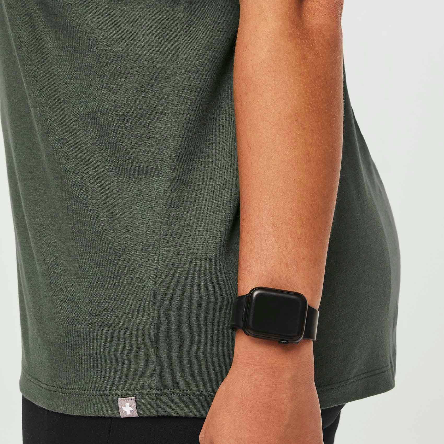 https://cdn.shopify.com/s/files/1/0139/8942/files/Q3_2023_09_MOSS_DOGTOR-RELAXED-SUPERSOFT-SS_W_SALOME_34508.jpg?v=1699398214