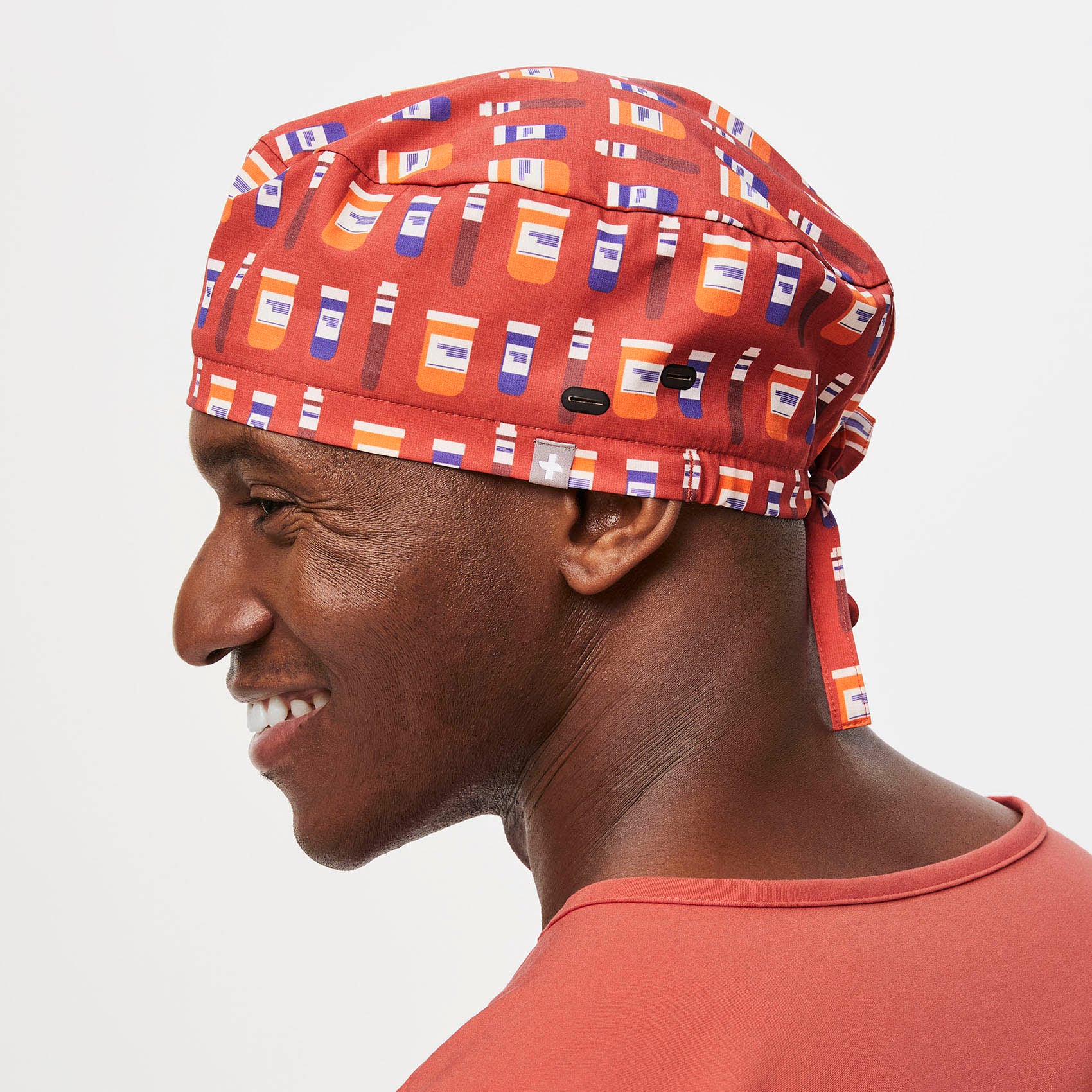 https://cdn.shopify.com/s/files/1/0139/8942/files/Q4_2023_10_CLAY_PRINTED-SCRUB-CAP-BUTTONHOLES_U_TERRANCE_06040.jpg?v=1699403764