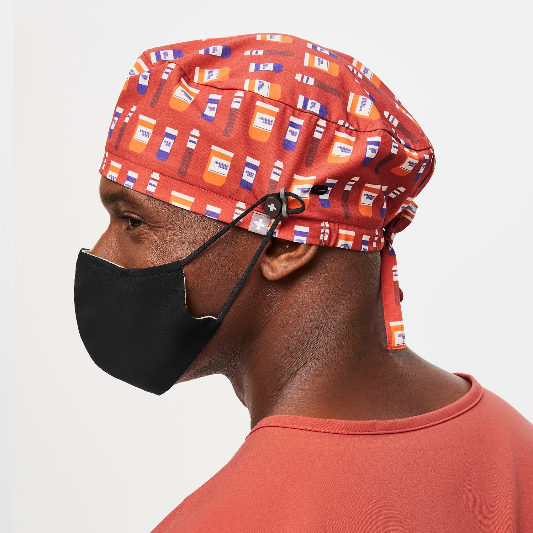 https://cdn.shopify.com/s/files/1/0139/8942/files/Q4_2023_10_CLAY_PRINTED-SCRUB-CAP-BUTTONHOLES_U_TERRANCE_06043.jpg?v=1699403764