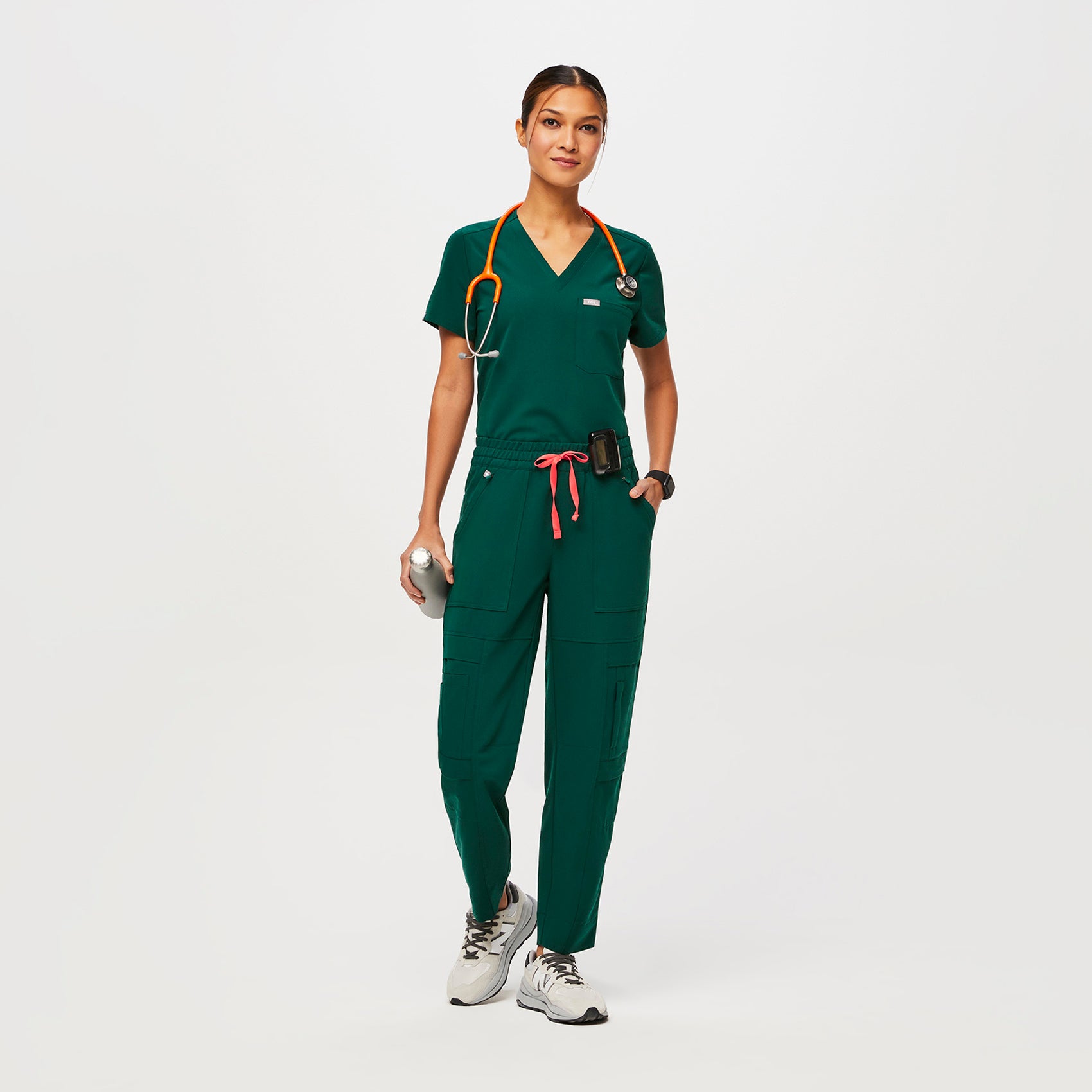 Pantalon d'uniforme médical doté de 23 poches pour femmes - VERT FORESTIER  · FIGS
