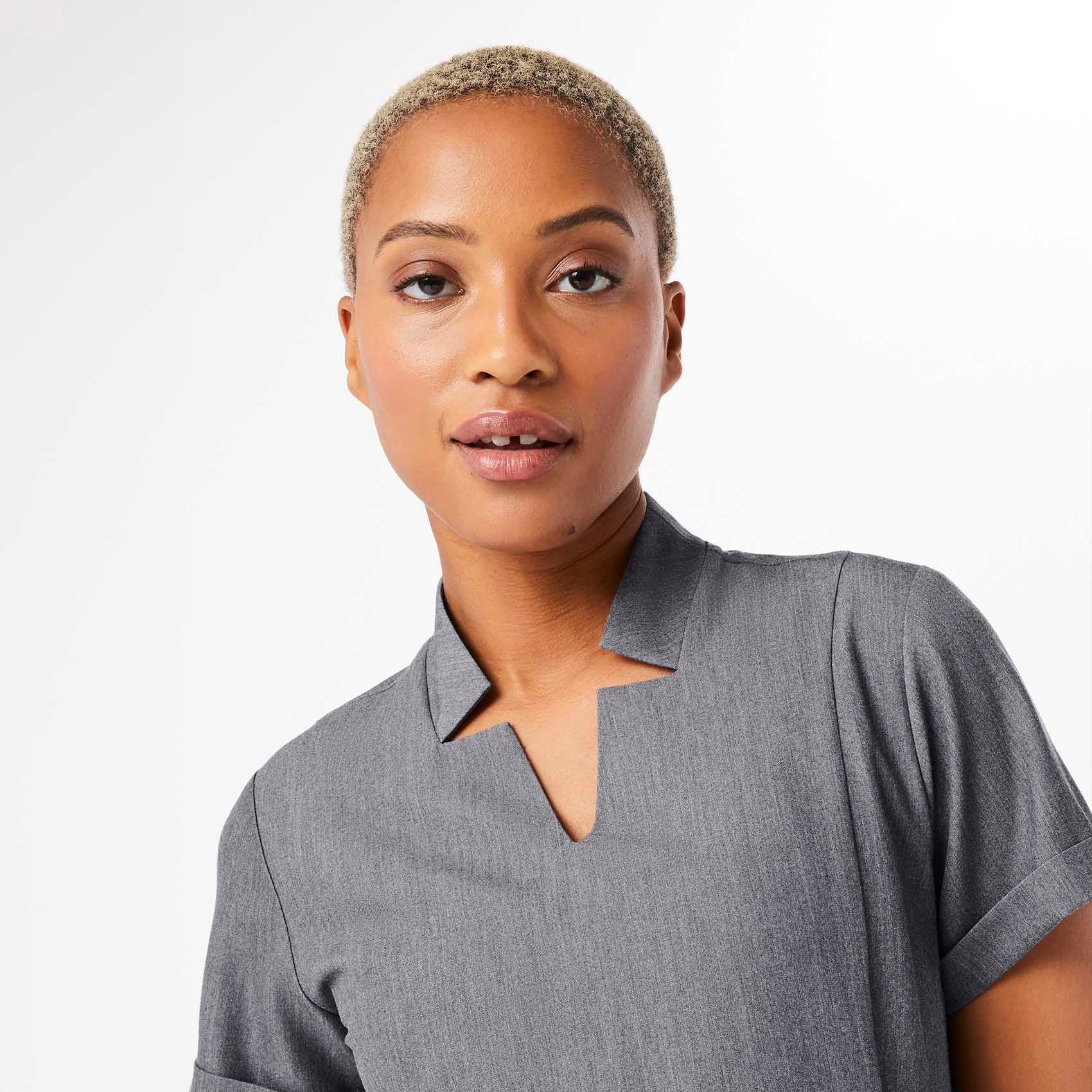 Women’s Inala Scrub Top Graphite · FIGS