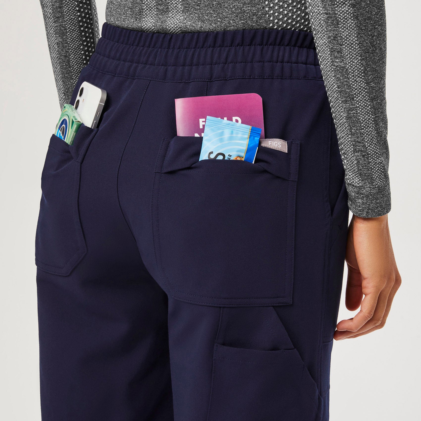Pantalon d'uniforme médical coupe détendue de 23 poches pour femmes - BLEU  MARINE · FIGS