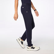 https://cdn.shopify.com/s/files/1/0139/8942/files/Q4_2024_10_NAVY_SANFORDSLIMTAPEREDPANT_SCOTT_29842_0d565112-c569-4a9a-966d-3c884b91def5.jpg?v=1730846640