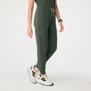 https://cdn.shopify.com/s/files/1/0139/8942/files/Q4_2024_11_MOSS_HWUMANJOGGER_MELANIE_0710.jpg?v=1734130625