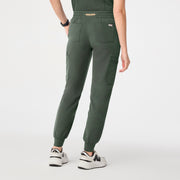 https://cdn.shopify.com/s/files/1/0139/8942/files/Q4_2024_11_MOSS_UMANJOGGER_MELANIE_0585.jpg?v=1734131070