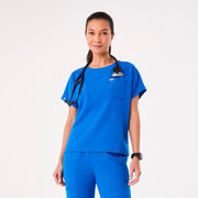 https://cdn.shopify.com/s/files/1/0139/8942/files/Q4_2024_11_ROYALBLUE_ARUATOP_CHARO_391.jpg?v=1735857527