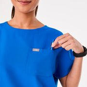 https://cdn.shopify.com/s/files/1/0139/8942/files/Q4_2024_11_ROYALBLUE_ARUATOP_CHARO_445.jpg?v=1735842445