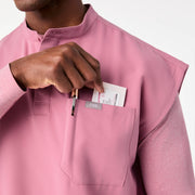 https://cdn.shopify.com/s/files/1/0139/8942/files/Q4_2024_12_CHALKPINK_ANDESRELAXEDSCRUBTOP_TERRANCE_0731.jpg?v=1736438650