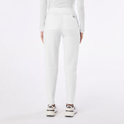 https://cdn.shopify.com/s/files/1/0139/8942/files/Q4_2024_12_CHALKPINK_OPTICWHITE_ALVAHW_MADI_2465.jpg?v=1736357683