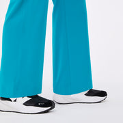 https://cdn.shopify.com/s/files/1/0139/8942/files/Q4_2024_12_TEAL_ISABELLAWIDELEG_CHARO_1187_e26d5836-15e0-4e11-9199-275e837f27f6.jpg?v=1739903698