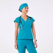 https://cdn.shopify.com/s/files/1/0139/8942/files/Q4_2024_12_TEAL_SCRUBCAP_CHARO_1524.jpg?v=1736439720
