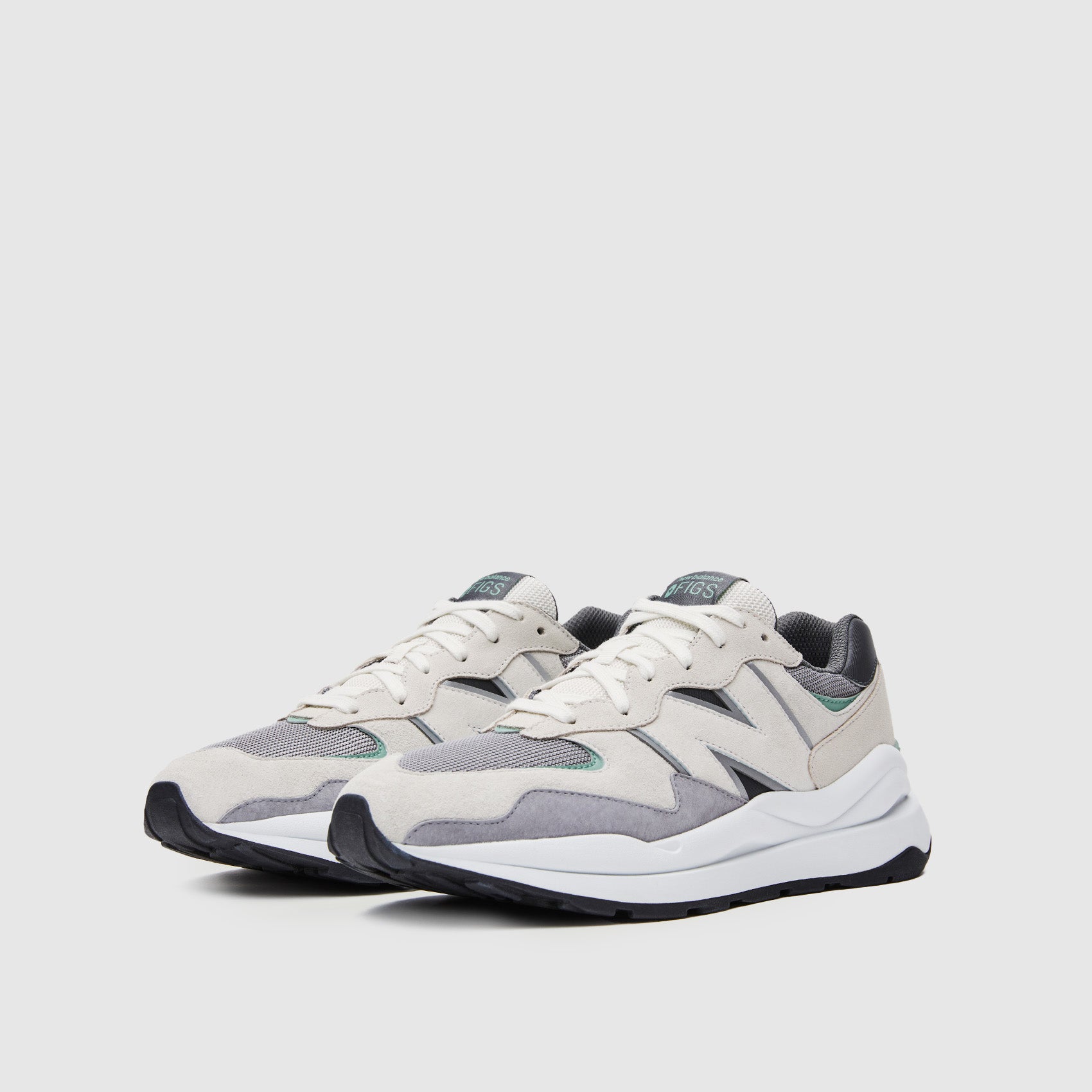 https://cdn.shopify.com/s/files/1/0139/8942/files/Unisex-New-Balance-5740-grey-1.jpg?v=1686600254