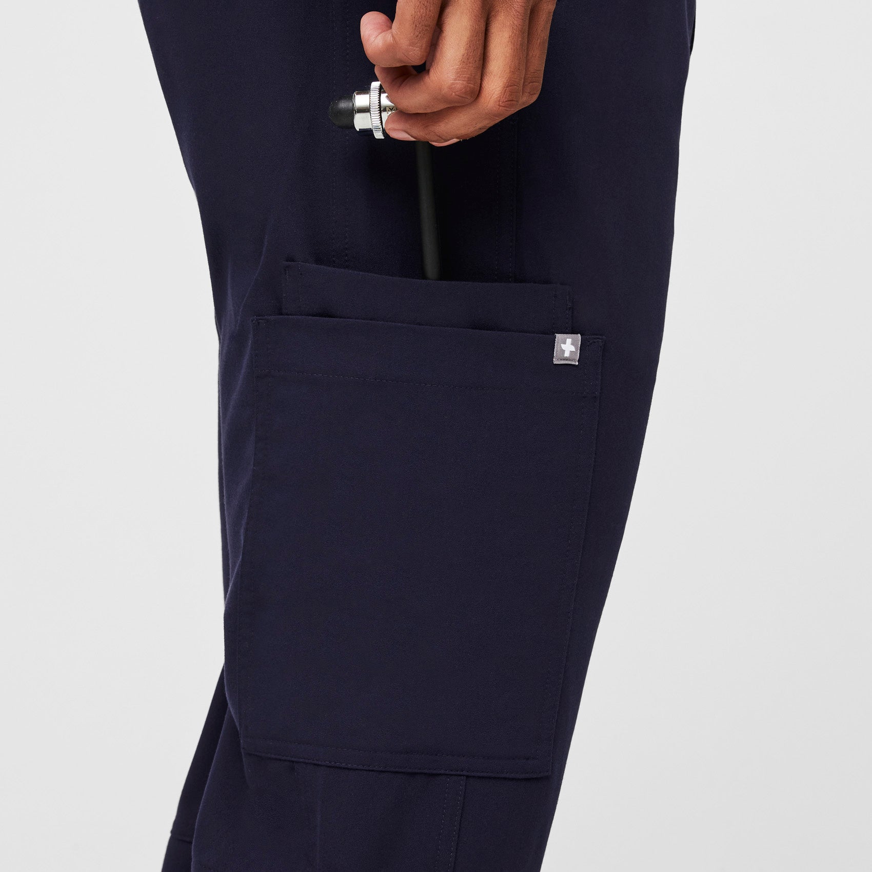 https://cdn.shopify.com/s/files/1/0139/8942/products/Mens-Axim-Navy-M-7.jpg?v=1671154338
