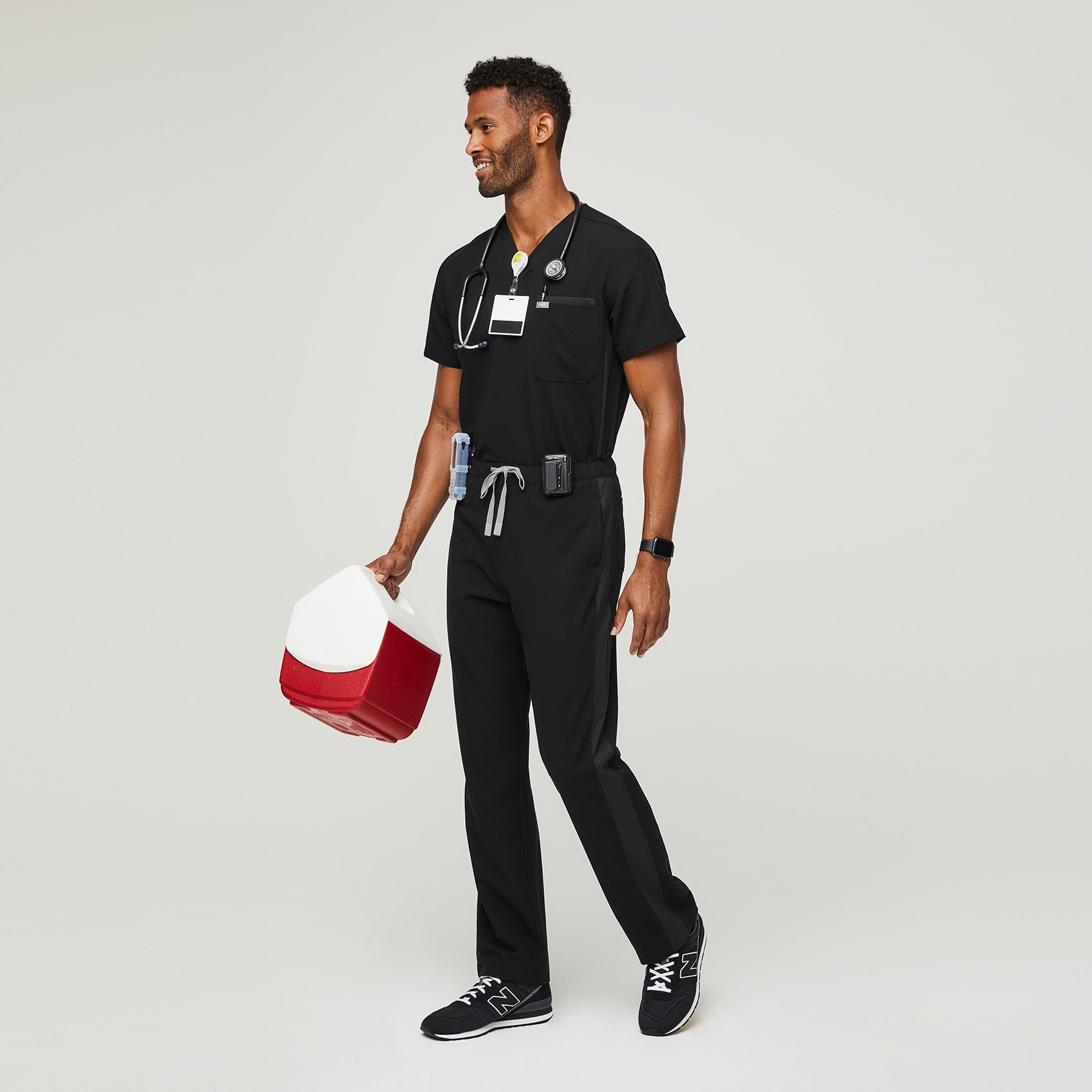https://cdn.shopify.com/s/files/1/0139/8942/products/Mens-RMX-Pisco-Panel-Scrub-Pants-Black-2.jpg?v=1631924195